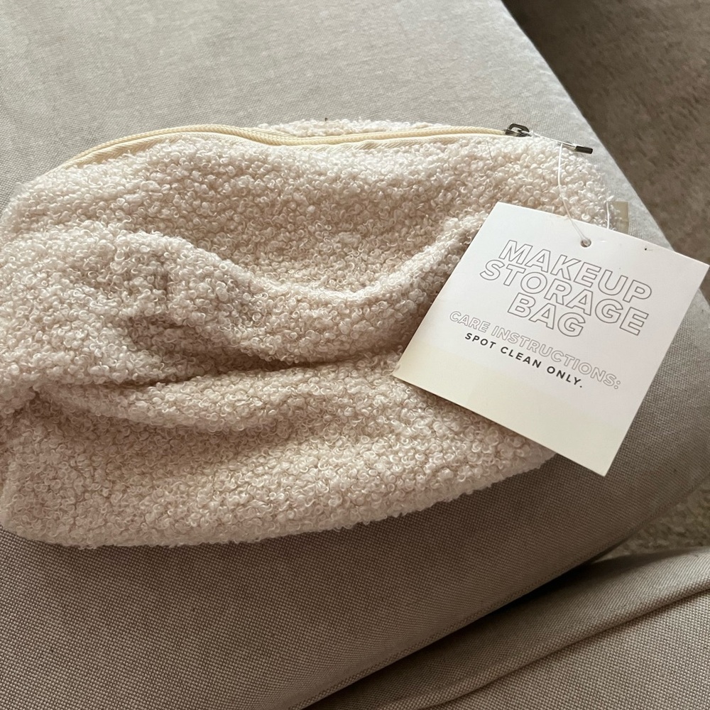 NWT Vivitar Cream Makeup Storage Bag. Great for travel and daily use.